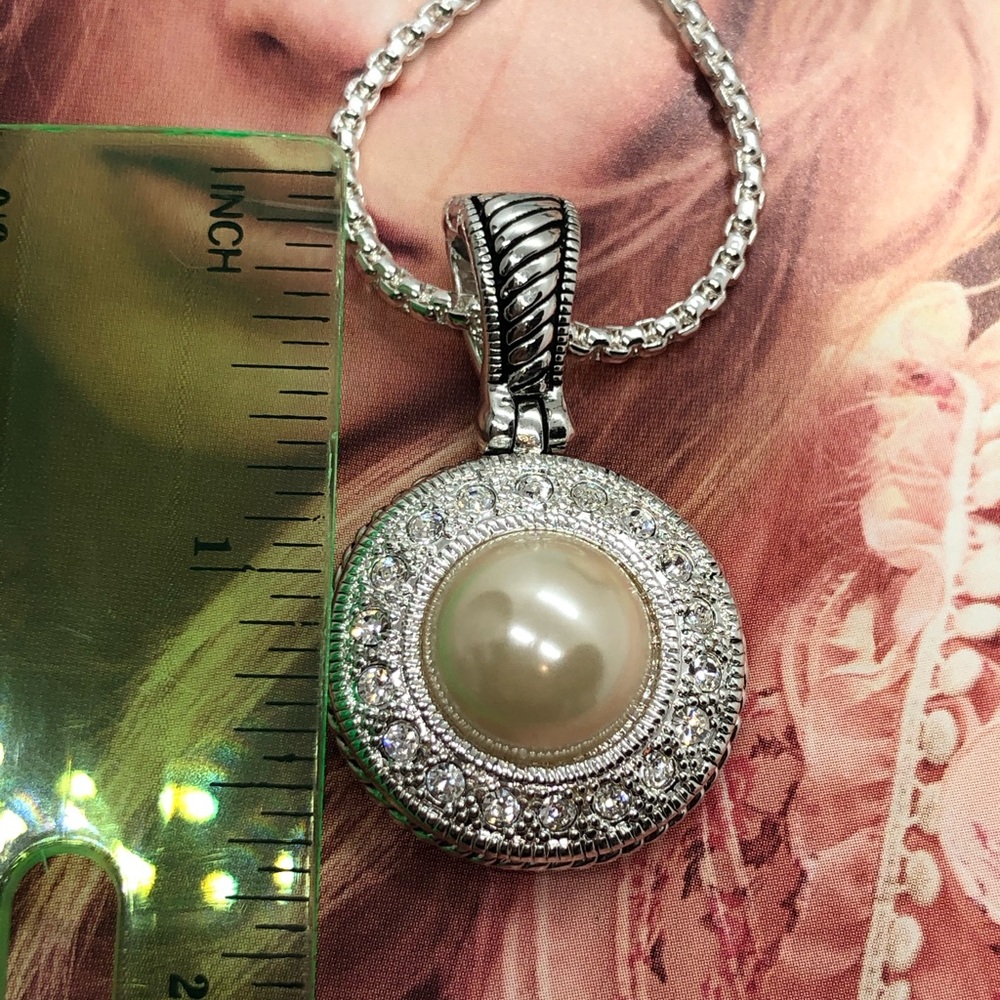 🌟 Silver Pearl Necklace - Picture 3 of 3